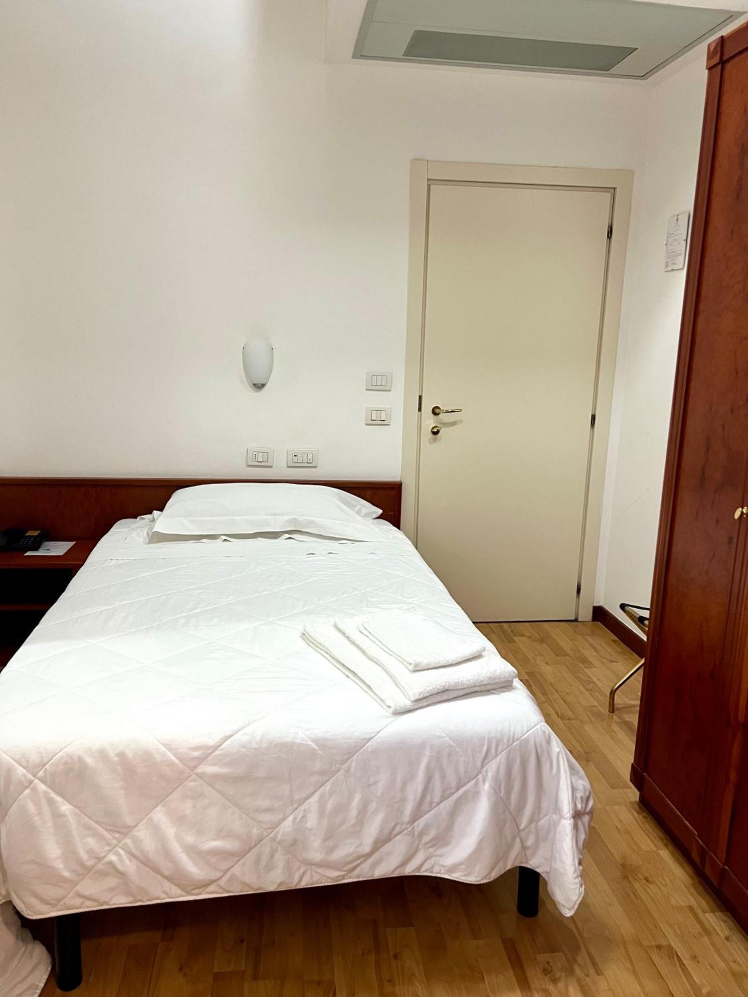 Standard Double Room - Single Use,1543282321:JPEG